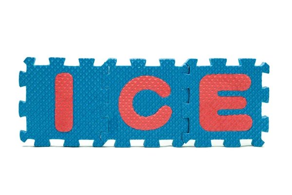 Word ICE formé avec tapis de puzzle en mousse colorée isolé sur fond blanc — Photo