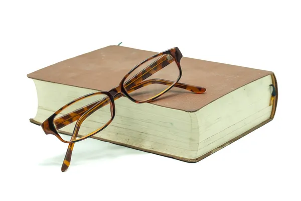 Vieux livre vintage et lunettes isolées sur fond blanc — Photo