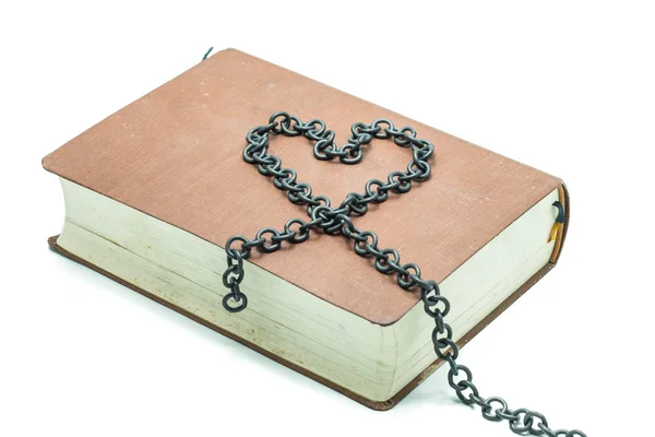 Vieux livre avec chaîne en forme de coeur isolé sur fond blanc — Photo