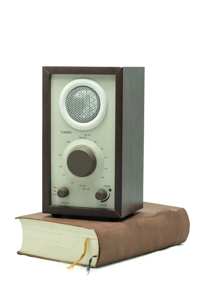 Oude vintage speaker en boek geïsoleerd op witte achtergrond — Stockfoto