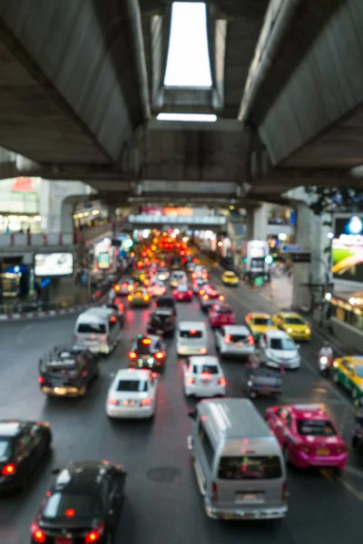 Resumen Desenfoque del tráfico y luces de coche bokeh en el fondo de hora punta —  Fotos de Stock