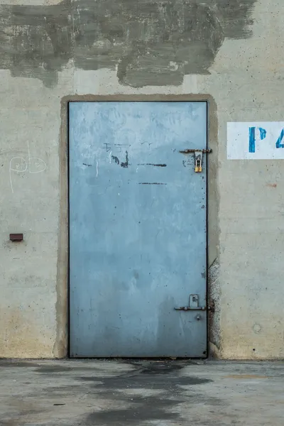 Closeup metalen deur met vergrendeling met graffiti muur — Stockfoto