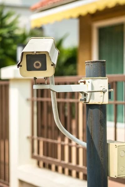 CCTV kamera önünde köy evi — Stok fotoğraf