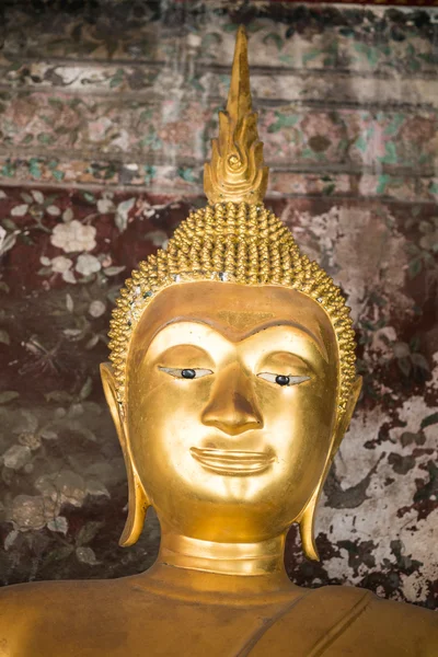 Buda de ouro em Wat Suthat Thepphawararam é um templo real em Bangkok, Tailândia — Fotografia de Stock