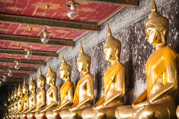 Bouddha d'or à Wat Suthat Thepphawararam est un temple royal à Bangkok, Thaïlande — Photo