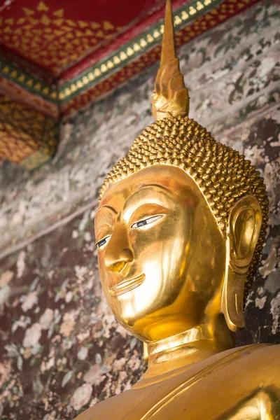 Zlatý buddha na wat suthat thepphawararam je královský chrám v Bangkoku, Thajsko — Stock fotografie