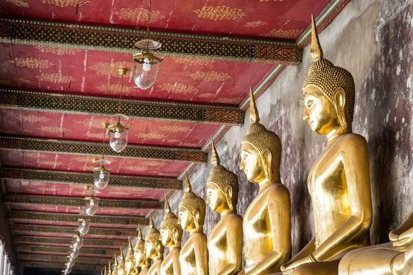 Zlatý buddha na wat suthat thepphawararam je královský chrám v Bangkoku, Thajsko — Stock fotografie