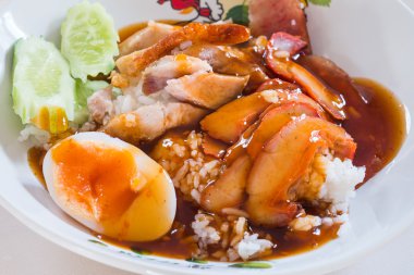 gevrek kavrulmuş göbek domuz etli pilav (kırmızı domuz eti pilav, kızarmış domuz eti pilav)