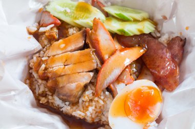 gevrek kavrulmuş göbek domuz etli pilav (kırmızı domuz eti pilav, kızarmış domuz eti pilav)