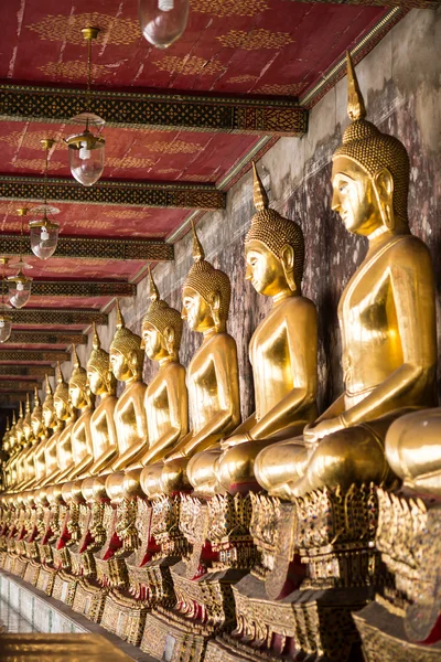 Buda de ouro em Wat Suthat Thepphawararam é um templo real em Bangkok, Tailândia — Fotografia de Stock