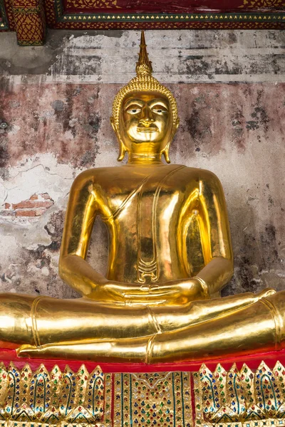 Gyllene buddha vid wat suthat thepphawararam är ett kungligt tempel i bangkok, thailand — Stockfoto