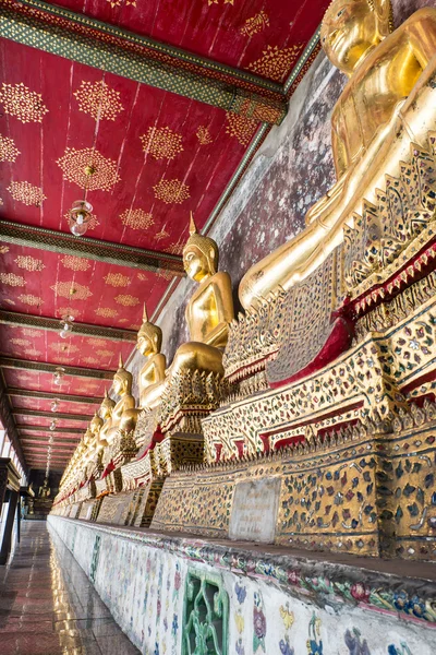 Zlatý buddha na wat suthat thepphawararam je královský chrám v Bangkoku, Thajsko — Stock fotografie