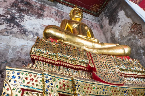 Gyllene buddha vid wat suthat thepphawararam är ett kungligt tempel i bangkok, thailand — Stockfoto