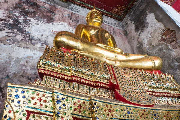 Buda de ouro em Wat Suthat Thepphawararam é um templo real em Bangkok, Tailândia — Fotografia de Stock