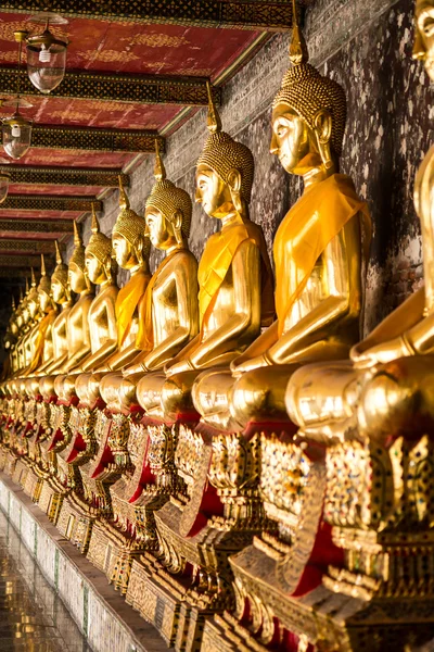 Bouddha d'or à Wat Suthat Thepphawararam est un temple royal à Bangkok, Thaïlande — Photo