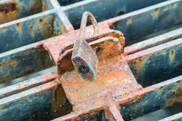 Rusty llave de malla de alambre de bloqueo — Foto de Stock