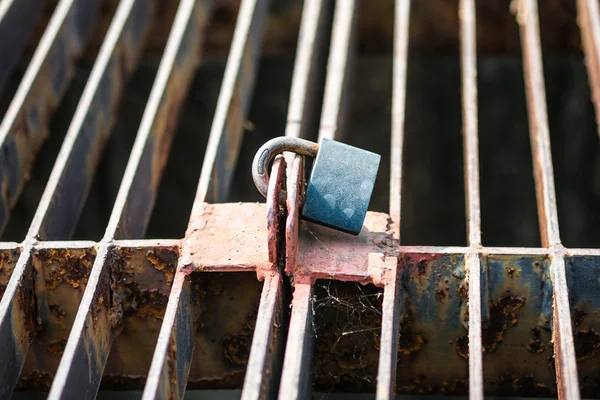 Rusty llave de malla de alambre de bloqueo —  Fotos de Stock