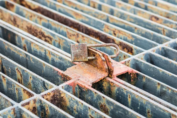 Rusty Key lock metallnät — Stockfoto