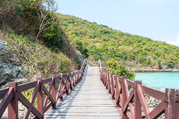 Ponte de madeira na bela paisagem marinha e praia de areia branca de Koh Lan, Pattaya, Tailândia — Fotografia de Stock