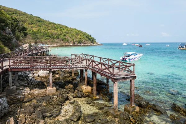 Houten brug op prachtig zeegezicht en witte zandstrand van koh lan, pattaya, thailand — Stockfoto