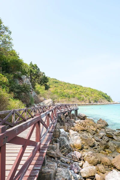 Houten brug op prachtig zeegezicht en witte zandstrand van koh lan, pattaya, thailand — Stockfoto