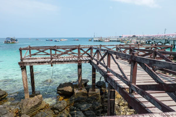 Houten brug op prachtig zeegezicht en witte zandstrand van koh lan, pattaya, thailand — Stockfoto