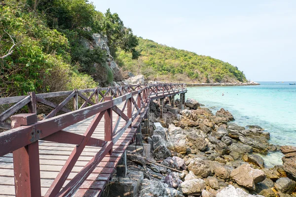 Houten brug op prachtig zeegezicht en witte zandstrand van koh lan, pattaya, thailand — Stockfoto