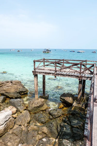 Ponte de madeira na bela paisagem marinha e praia de areia branca de Koh Lan, Pattaya, Tailândia — Fotografia de Stock