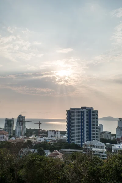 Colorido atardecer y crepúsculo cielo con la ciudad cerca del mar en el fondo —  Fotos de Stock