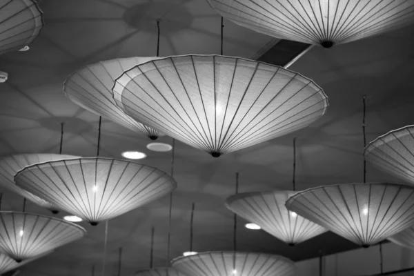 背景を黒と白の和傘ランプ — ストック写真