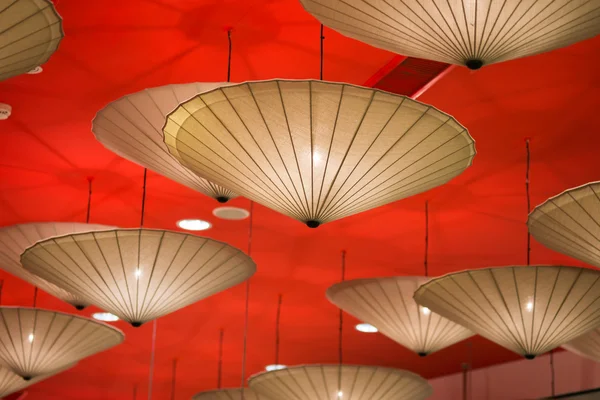 Lámpara paraguas japonesa dorada y roja para fondo —  Fotos de Stock
