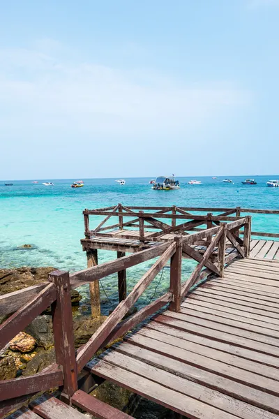 Ahşap köprüye güzel deniz manzarası ve koh beyaz kumlu plaj lan, pattaya, Tayland — Stok fotoğraf