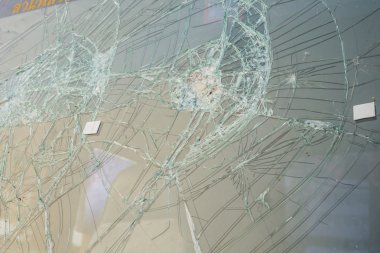 araba kazasında kırık ön cam 