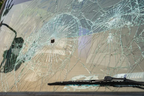 자동차 앞 유리에 총알 구멍으로 — 스톡 사진