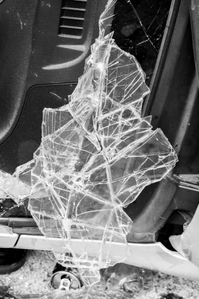 자동차 사고에서 깨진된 유리창 — 스톡 사진