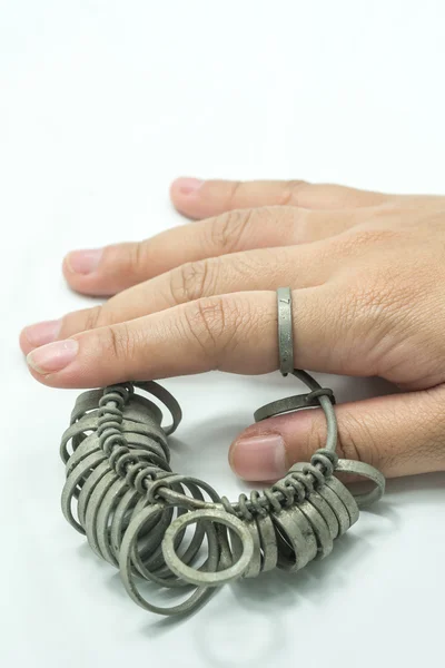 Mano con herramientas de tamaño de dedo Jeweler. Medidor de anillo, Medida de anillo —  Fotos de Stock