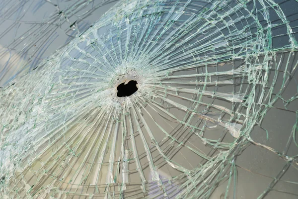 フロント ガラスの弾痕が付いている車 — ストック写真