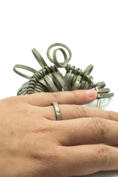 Hand met juwelier vinger sizing tools. ring meter, ring maatregel — Stockfoto