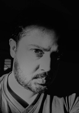 Raiganj, Batı Bengal, Hindistan, 29-03-20.Sakallı insan yüzünün siyah ve beyaz yüzü