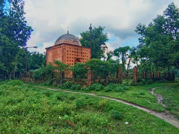 2021 Batı Bengal Hindistan Hindistan Bahçenin Ortasındaki Antik Köy Tapınağı — Stok fotoğraf