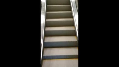 boş kalorifer insanlar olmadan yukarı doğru hareket ediyor