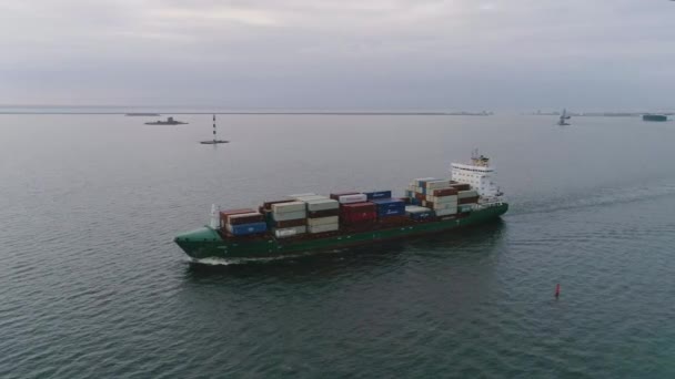 Frachtcontainerschiff Auf Offener See Drohnenschuss Aus Der Luft Ostsee 50Fps — Stockvideo