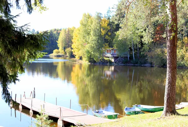 Jesienne Jezioro Europie Łodzie Brzegu — Zdjęcie stockowe