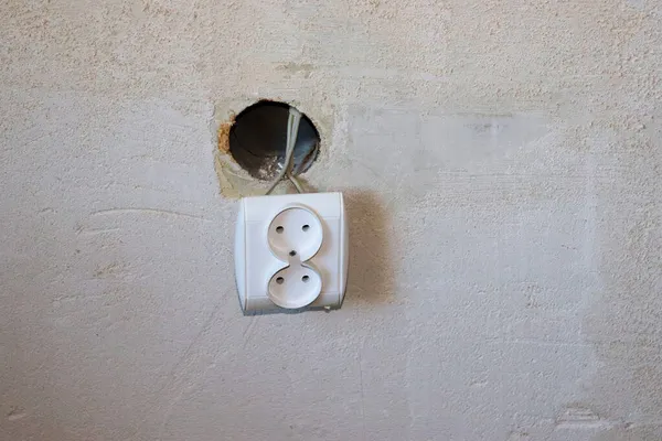 Evdeki Duvarların Tamiri Elektrik Tesisatı Prizlerin Değiştirilmesi — Stok fotoğraf