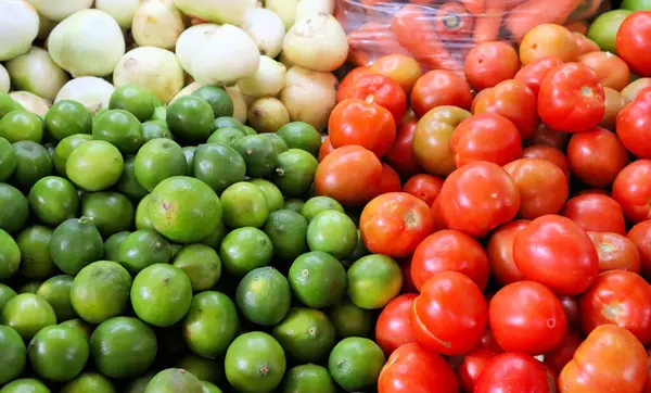 Gemüse Und Obstsortiment Auf Dem Gemüsemarkt — Stockfoto