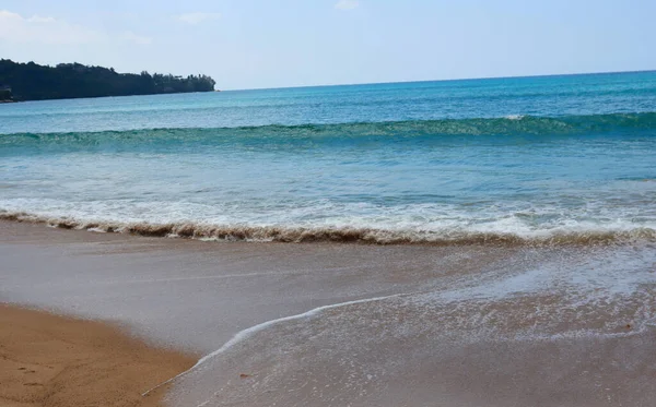 Ζεστά Κύματα Μιας Τροπικής Παραλίας Ξεπλένουν Την Άμμο — Φωτογραφία Αρχείου