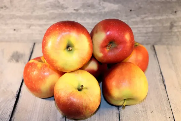Reife Äpfel Liegen Einem Bündel Auf Dem Tisch — Stockfoto