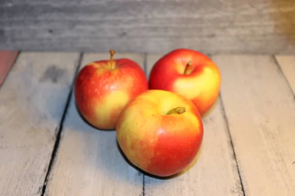 Pommes Mûres Reposent Sur Table Dans Tas — Photo