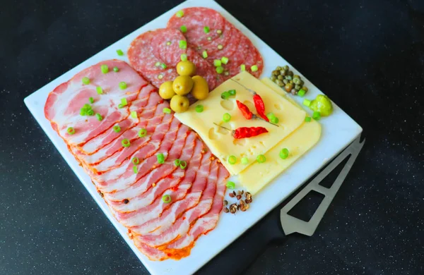 Wurst Und Käse Mit Gewürzen Vorspeise Scheiben — Stockfoto