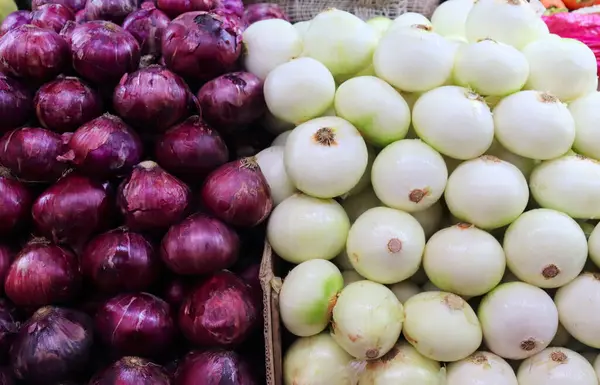 Rote Und Weiße Zwiebeln Auf Dem Gemüsemarkt — Stockfoto